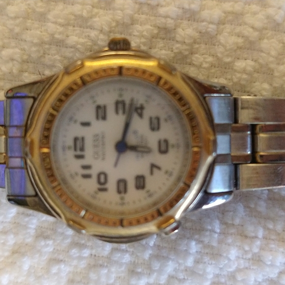 GUC Guess waterproof silver and gold chain link watch. - Picture 2 of 9